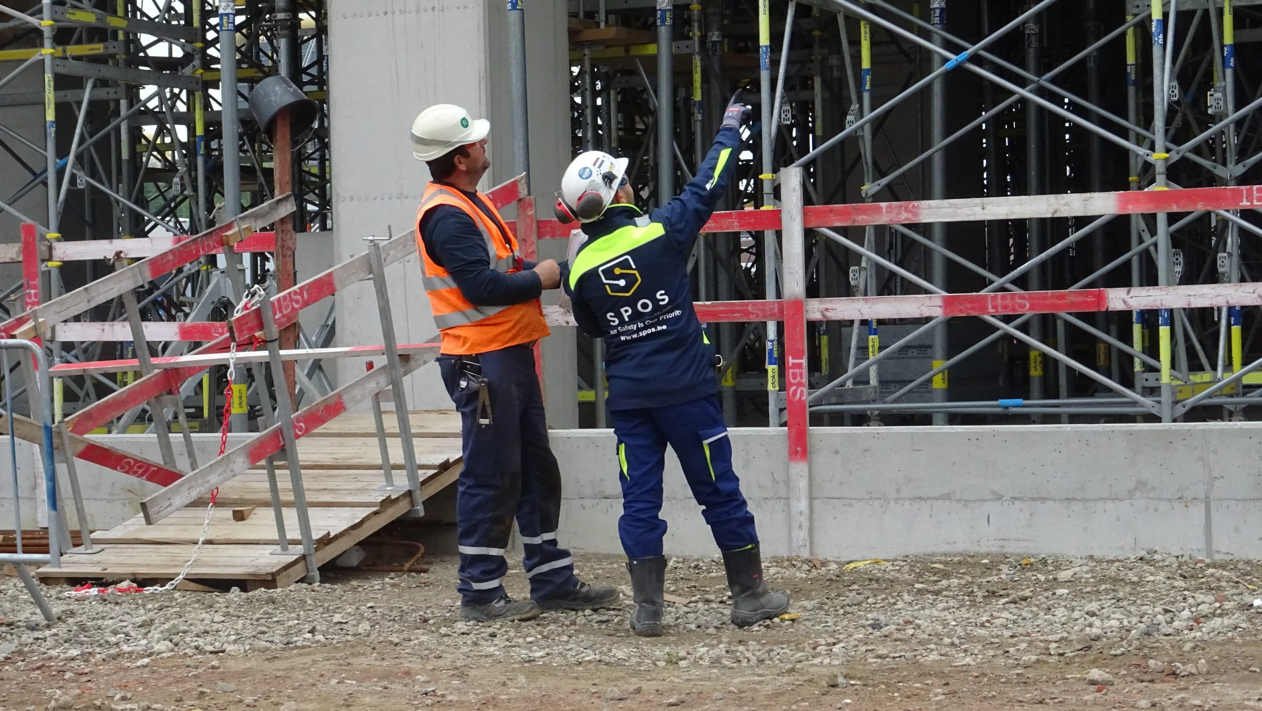 Vakmensen veilig aan het werk op locatie
