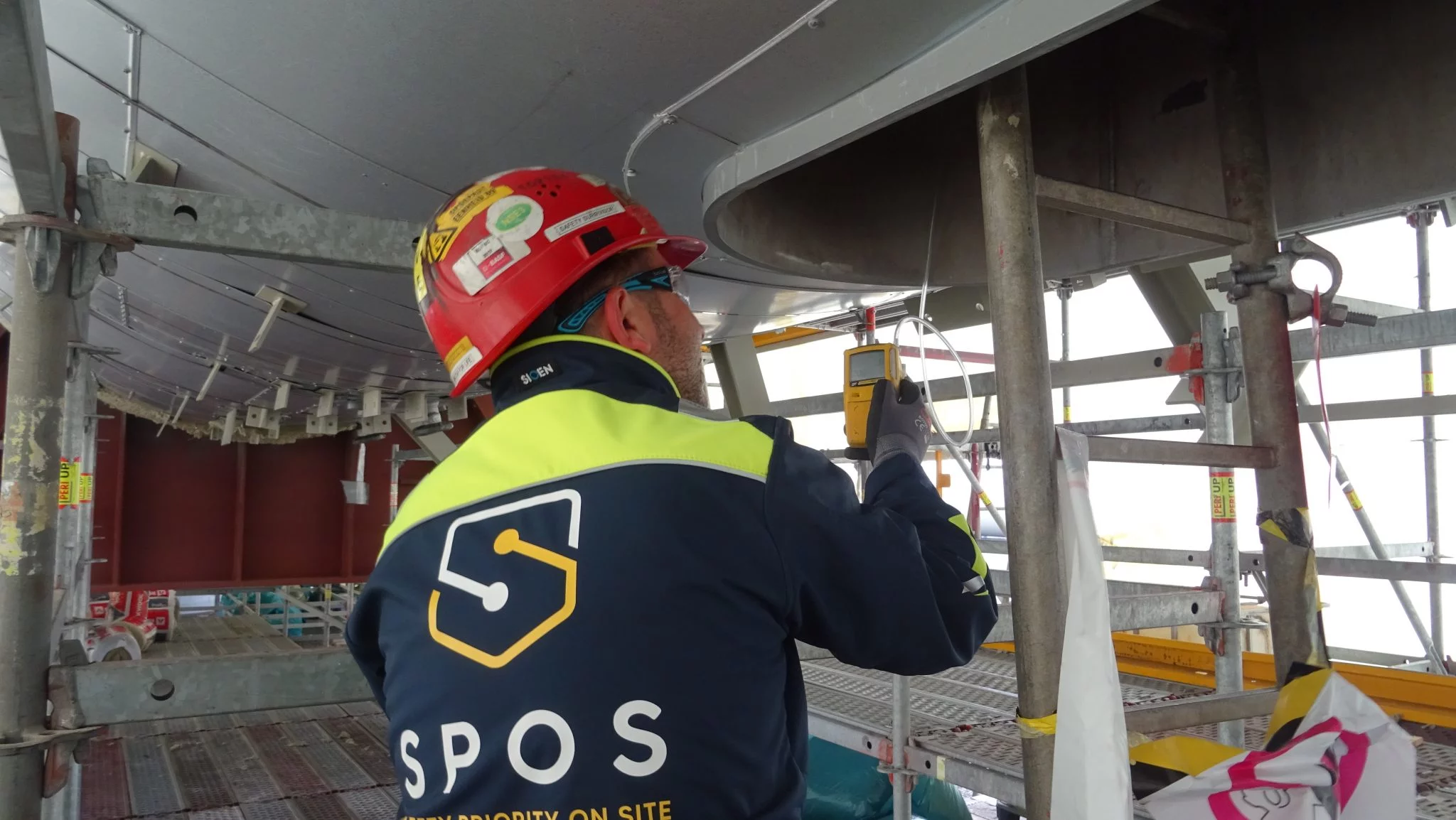 Vakman op een technische projectlocatie